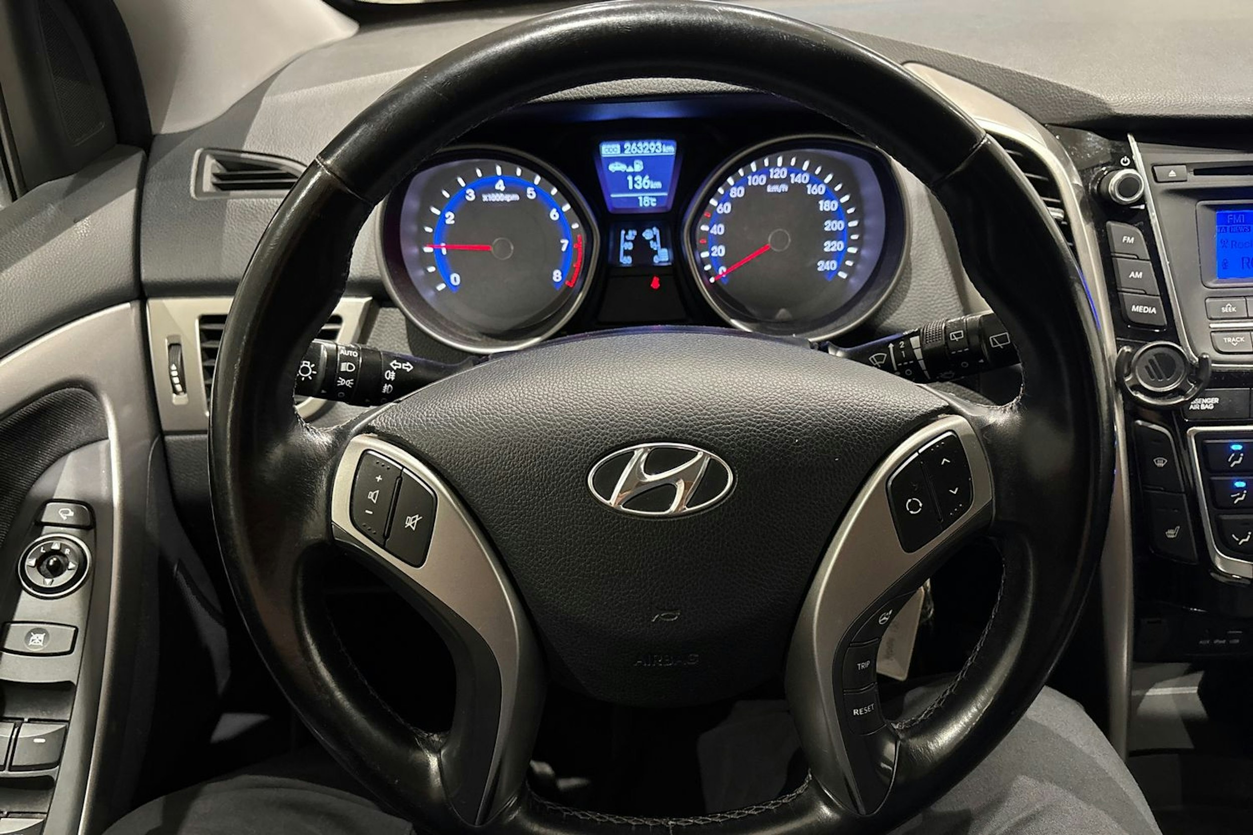 valkoinen Hyundai i30 5d 2012 kuva 15.