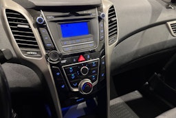 valkoinen Hyundai i30 5d 2012 kuva 16.