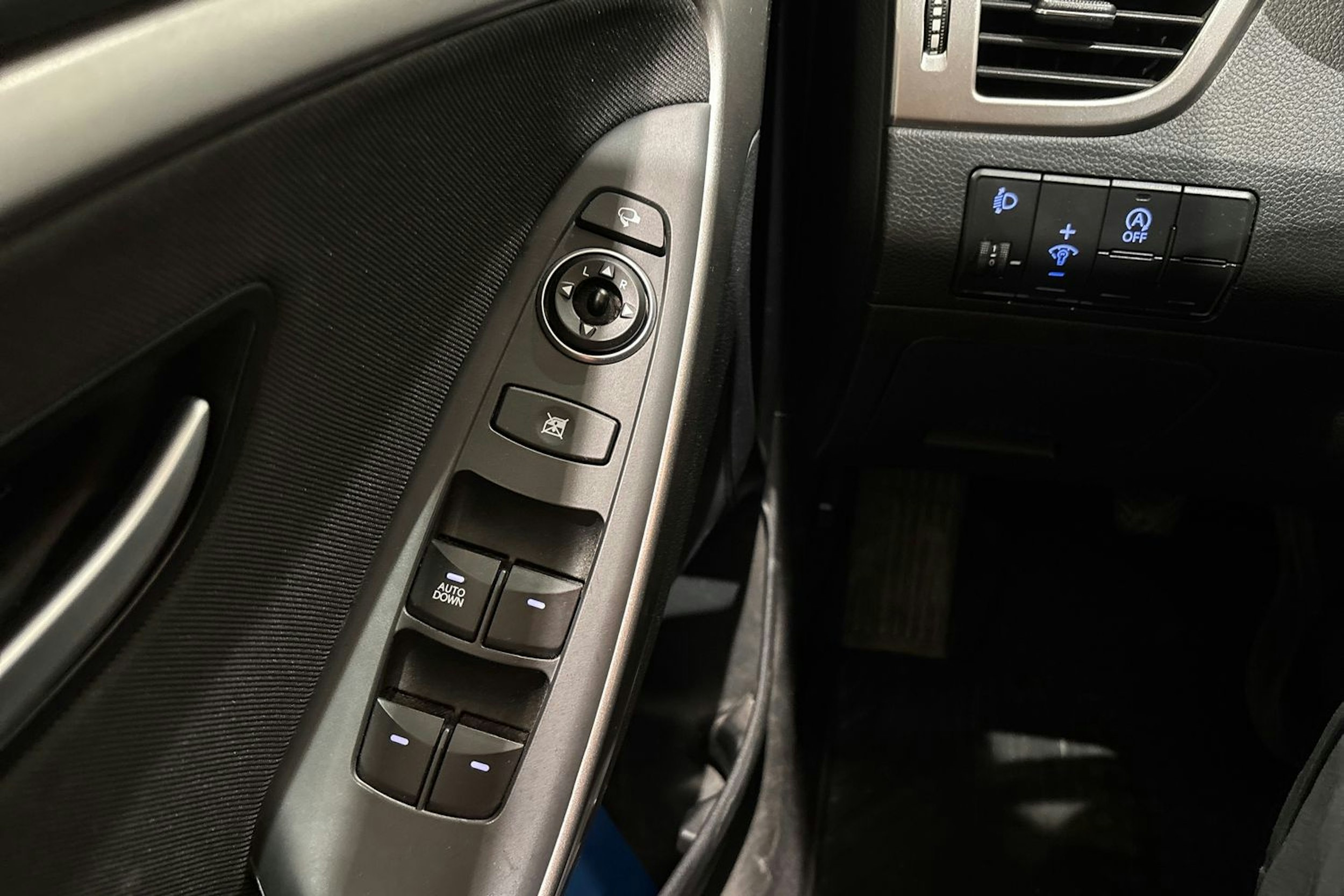 valkoinen Hyundai i30 5d 2012 kuva 18.