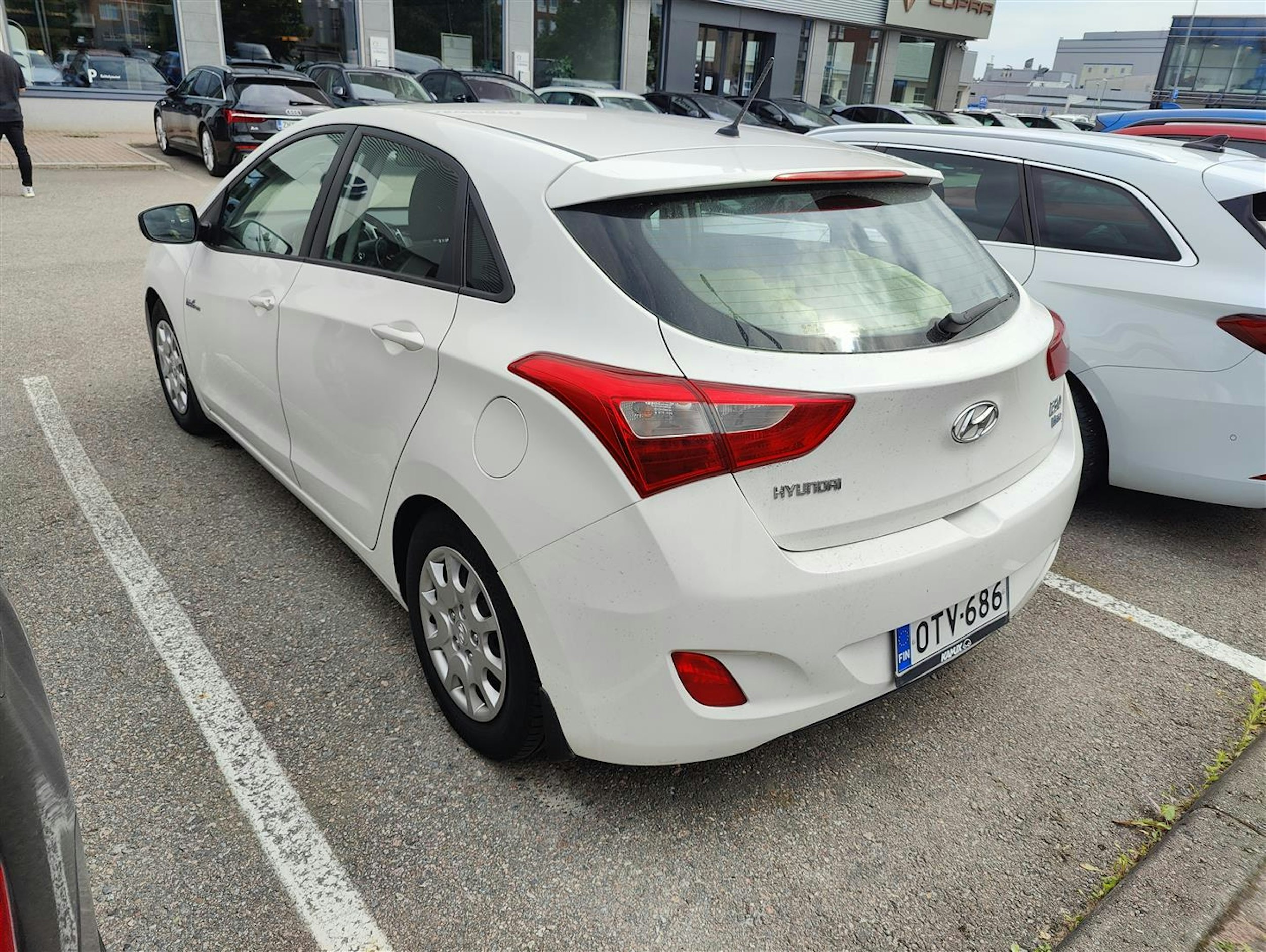 valkoinen Hyundai i30 5d 2013 kuva 2.