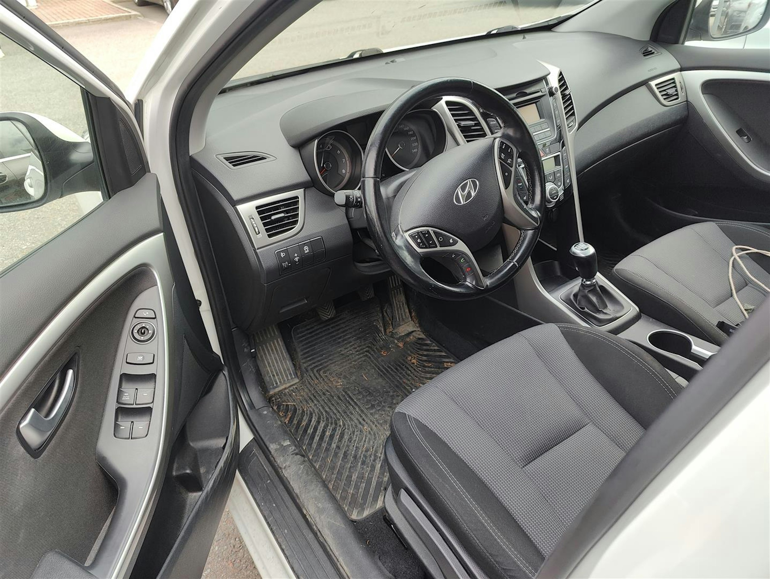 valkoinen Hyundai i30 5d 2013 kuva 3.