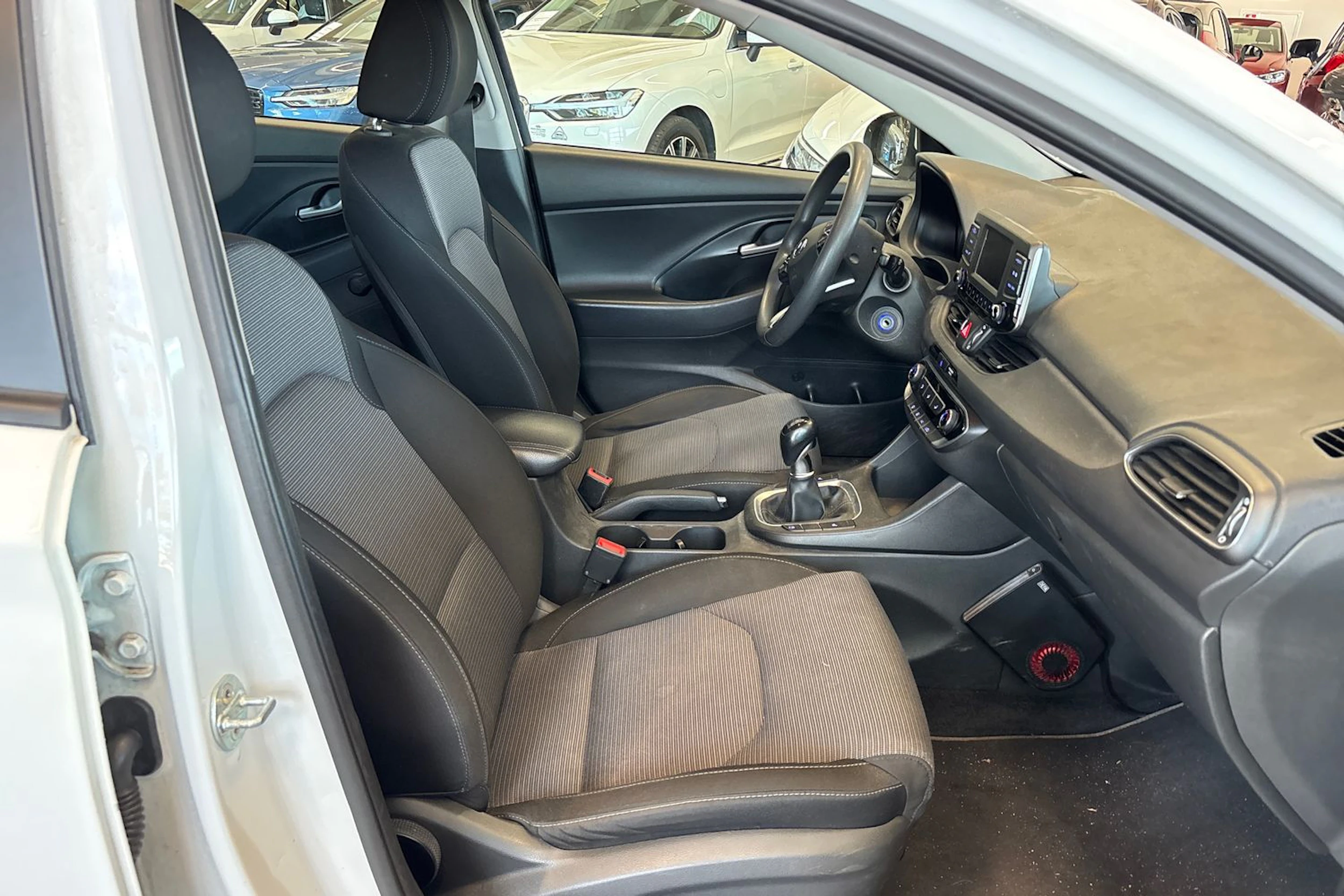 valkoinen Hyundai i30 5d 2017 kuva 27.