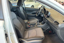 valkoinen Hyundai i30 5d 2017 kuva 27.