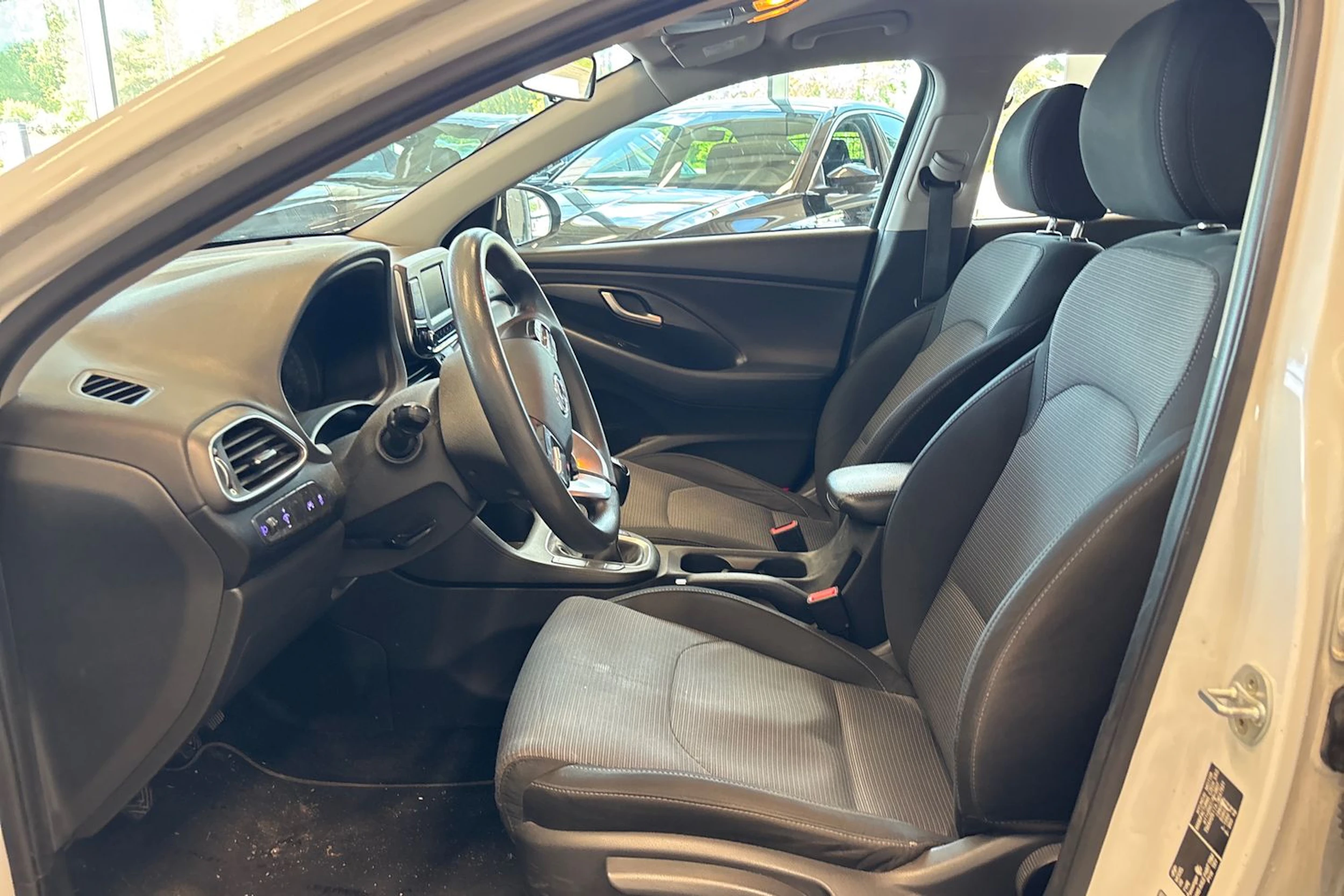 valkoinen Hyundai i30 5d 2017 kuva 30.