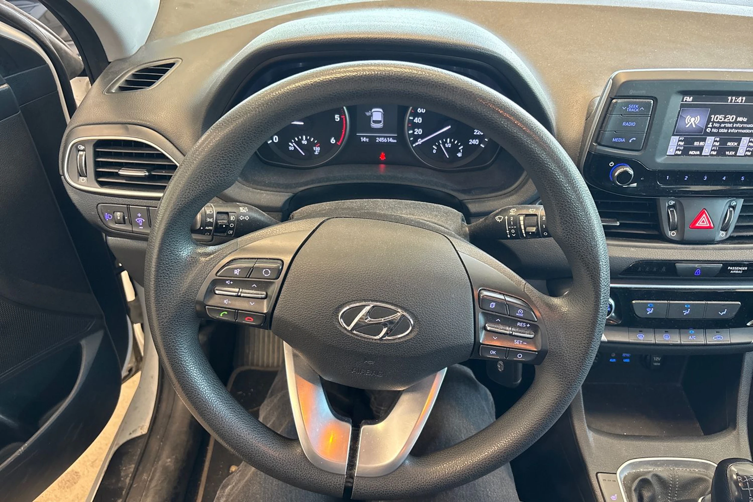 valkoinen Hyundai i30 5d 2017 kuva 45.