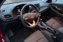 punainen Hyundai i30 5d 2017 kuva 3.