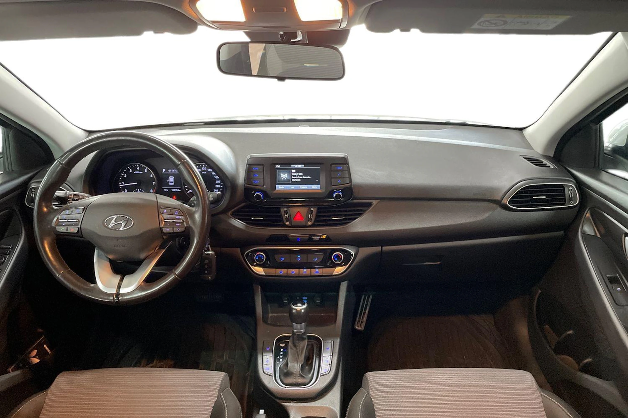 valkoinen Hyundai i30 5d 2017 kuva 7.