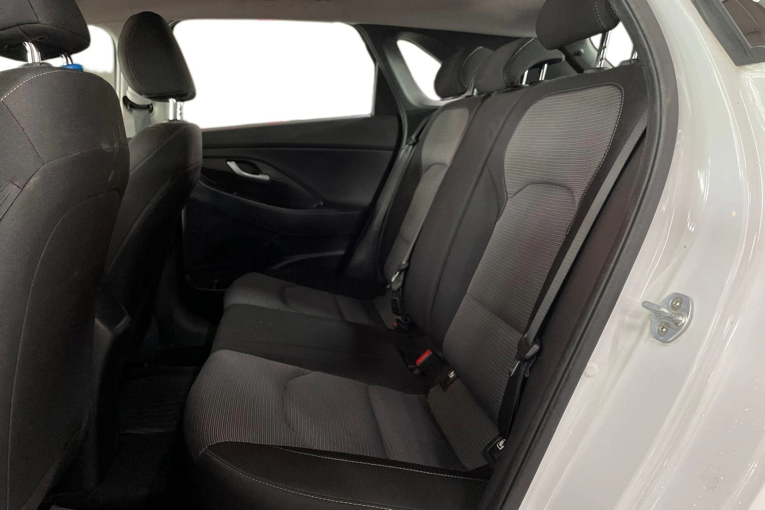 valkoinen Hyundai i30 5d 2017 kuva 8.