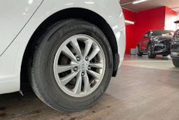 valkoinen Hyundai i30 5d 2017 kuva 10.