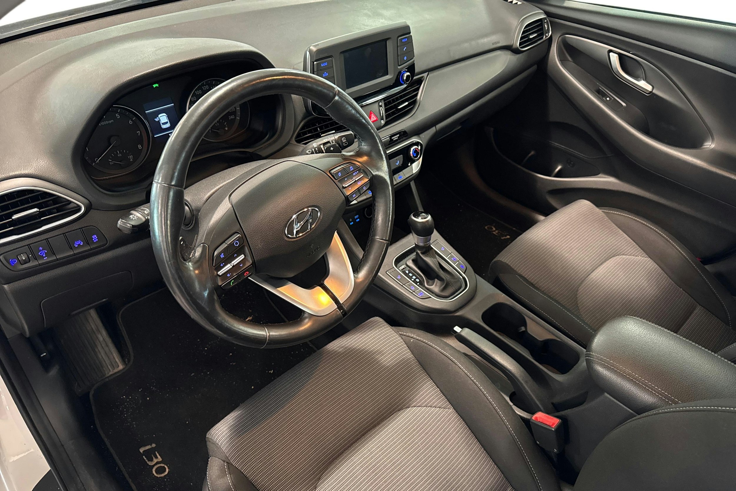 Valkoinen Hyundai i30 5d 2018 kuva 3.