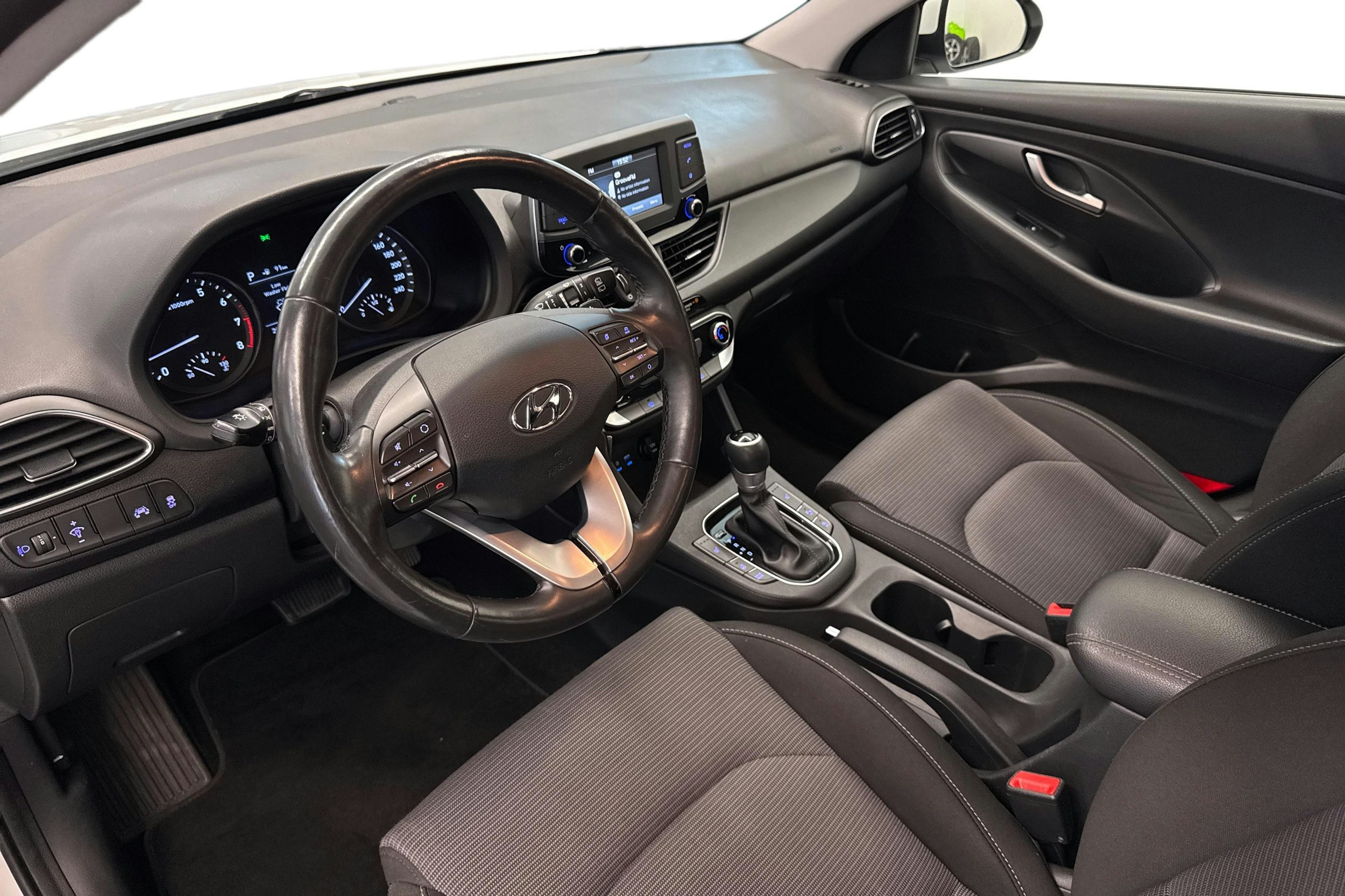 Valkoinen Hyundai i30 5d 2018 kuva 7.