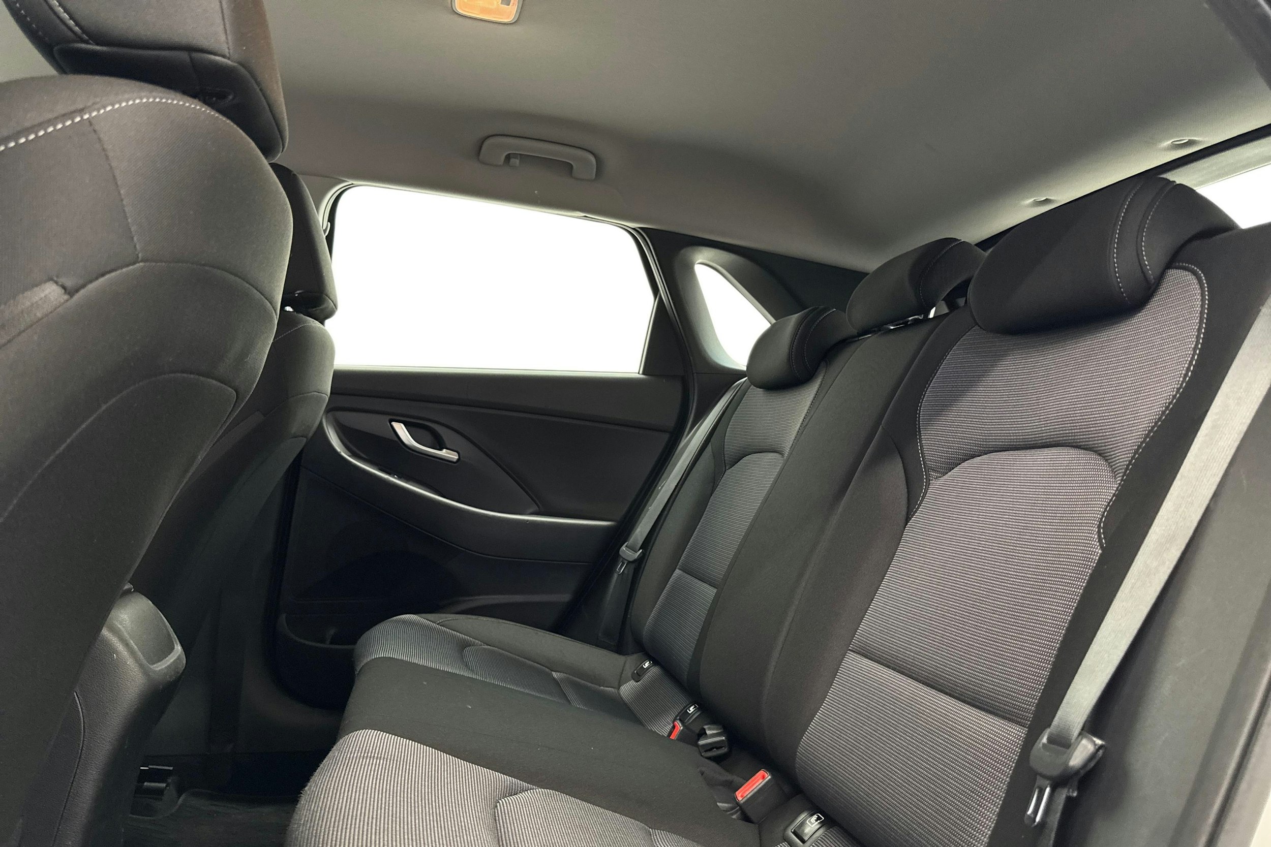 Valkoinen Hyundai i30 5d 2018 kuva 10.