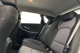 Valkoinen Hyundai i30 5d 2018 kuva 10.