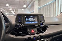 Valkoinen Hyundai i30 5d 2018 kuva 26.