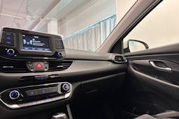 Valkoinen Hyundai i30 5d 2018 kuva 27.