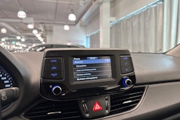 Valkoinen Hyundai i30 5d 2018 kuva 28.