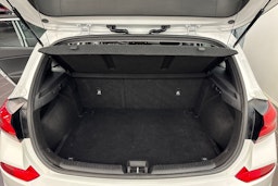 Valkoinen Hyundai i30 5d 2018 kuva 32.