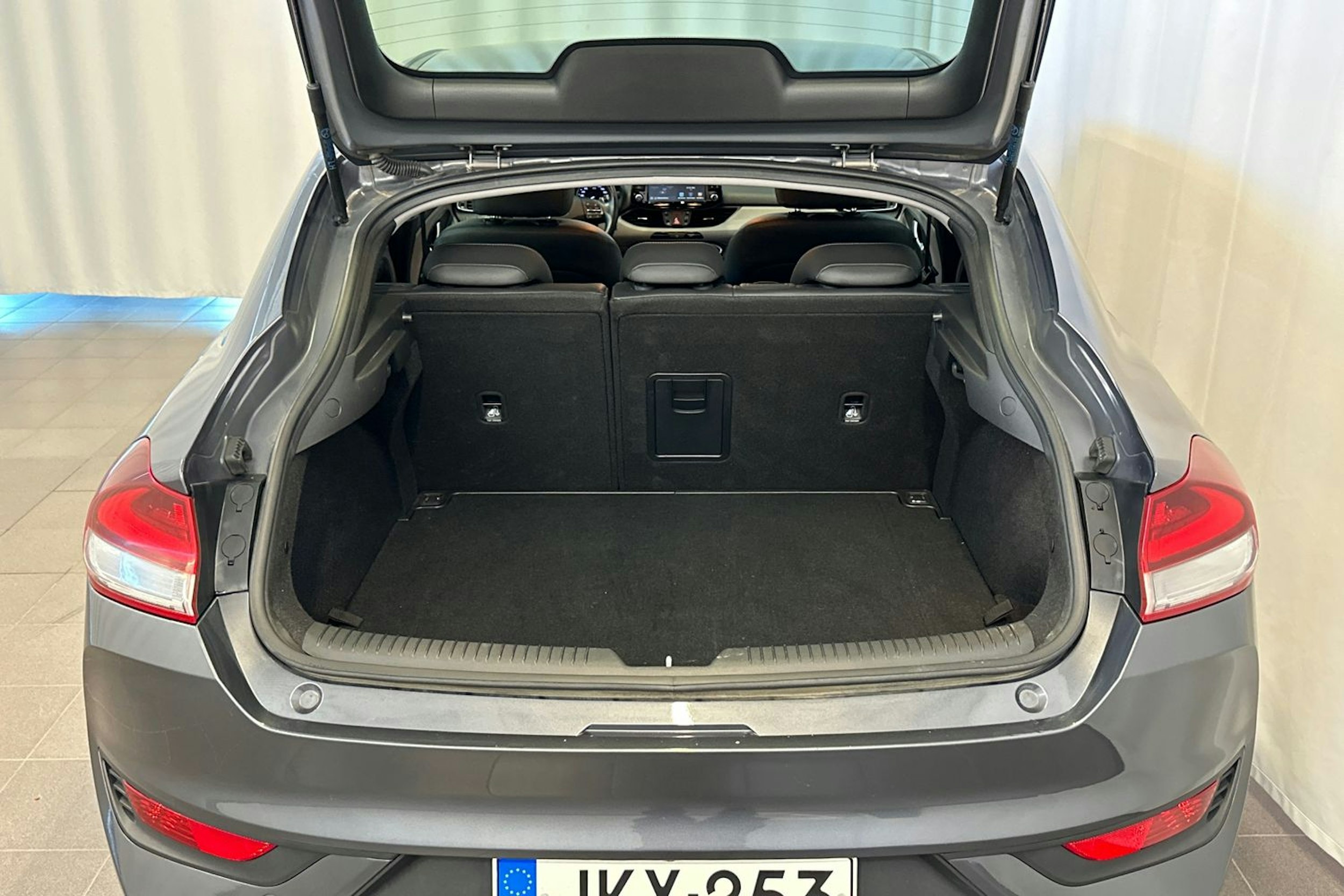 harmaa Hyundai i30 Fastback 2018 kuva 16.
