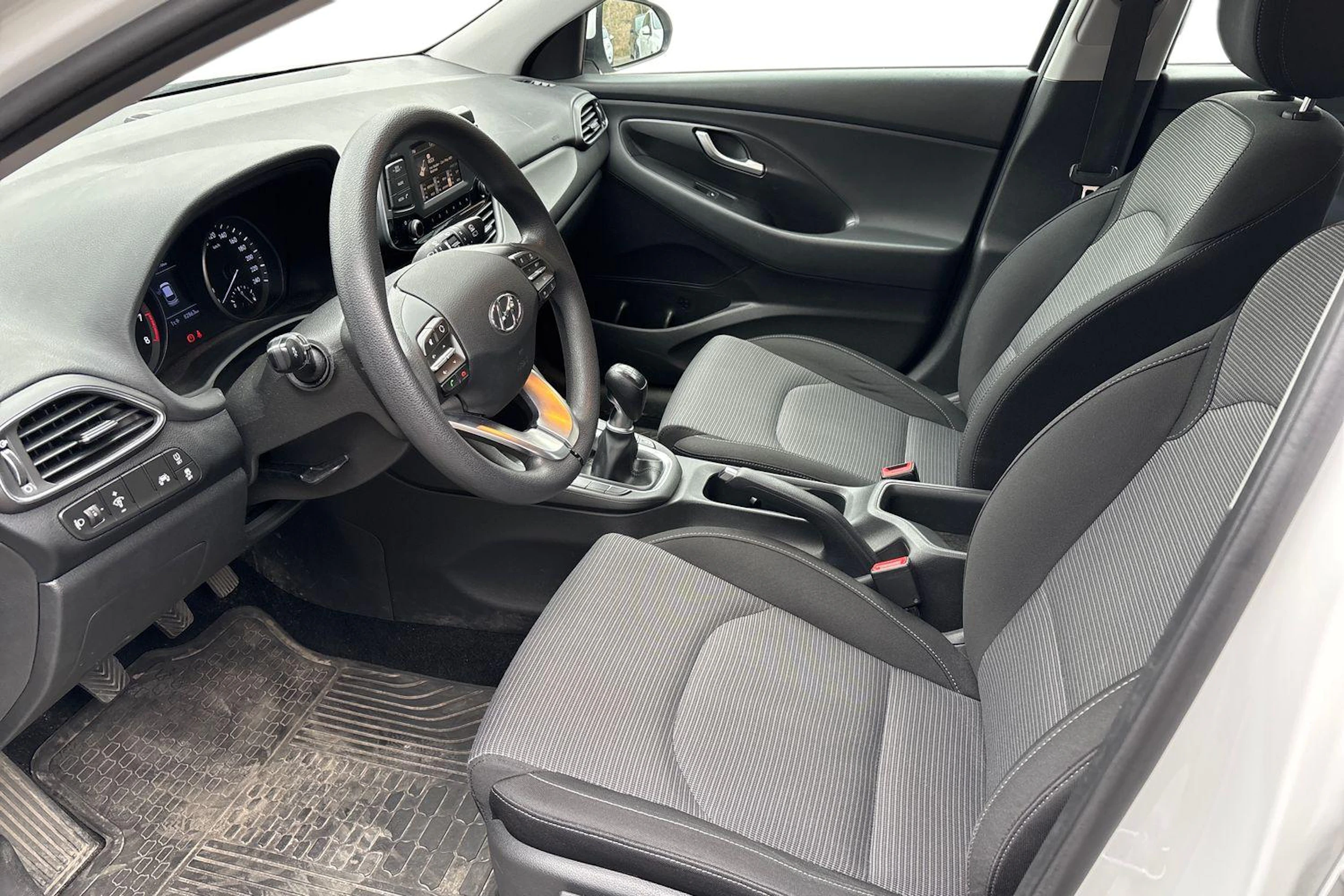 valkoinen Hyundai i30 Hatchback 2019 kuva 3.