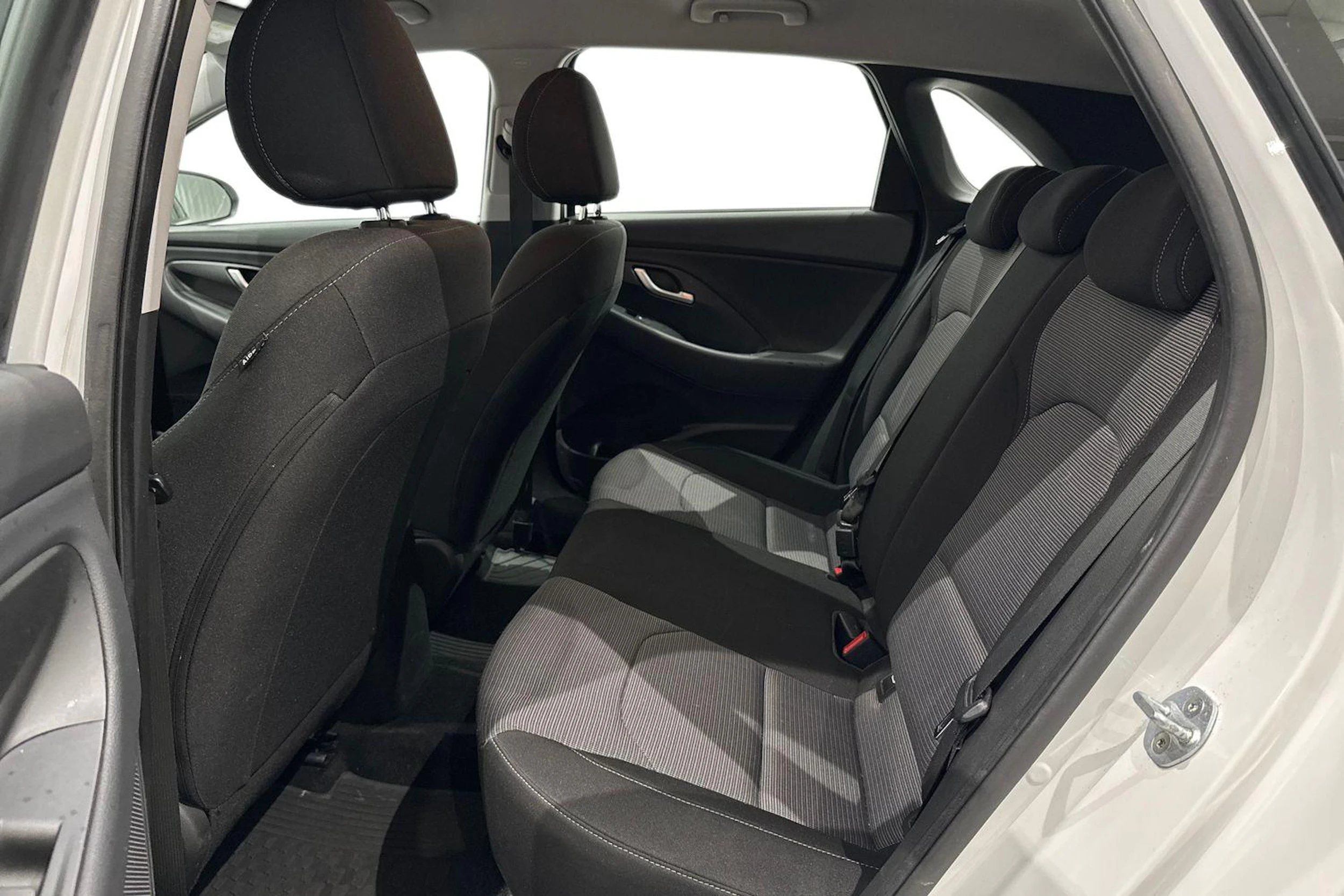 valkoinen Hyundai i30 Hatchback 2019 kuva 11.