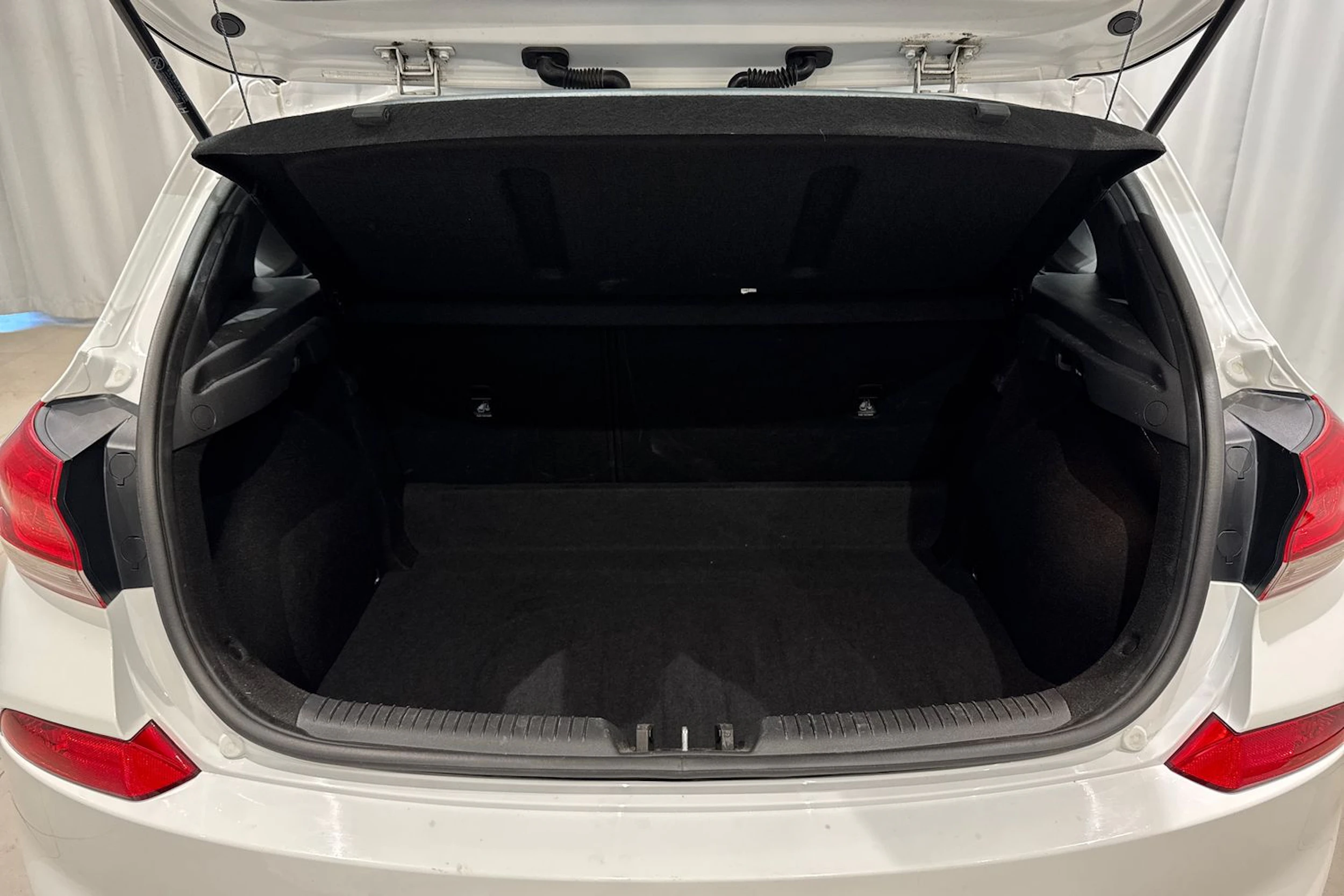 valkoinen Hyundai i30 Hatchback 2019 kuva 16.