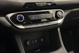 valkoinen Hyundai i30 Hatchback 2019 kuva 21.
