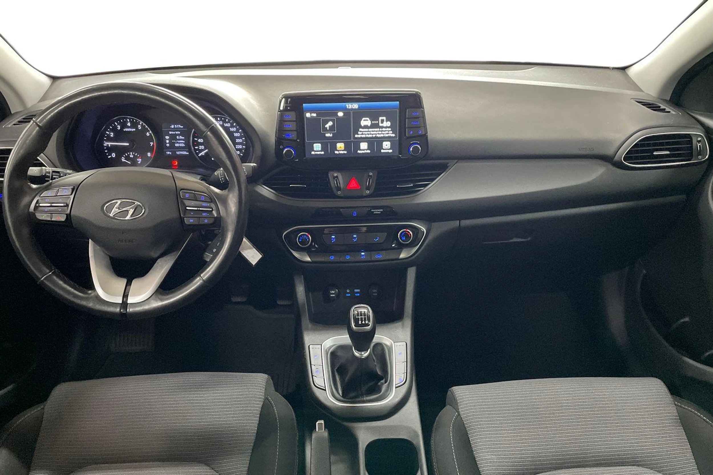 Valkoinen Hyundai i30 Hatchback 2020 kuva 7.