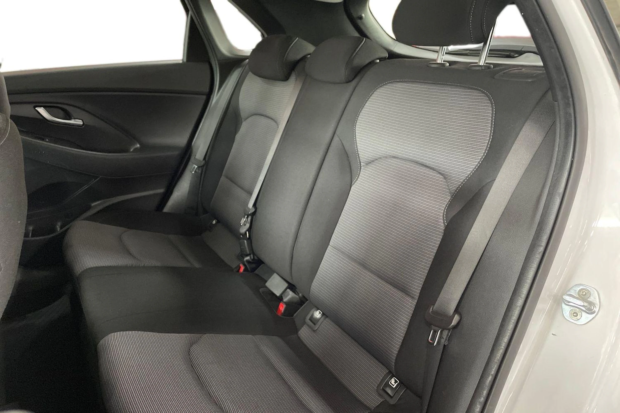 Valkoinen Hyundai i30 Hatchback 2020 kuva 8.