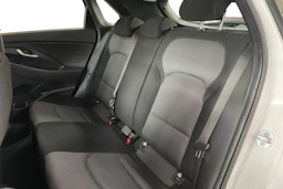 Valkoinen Hyundai i30 Hatchback 2020 kuva 8.