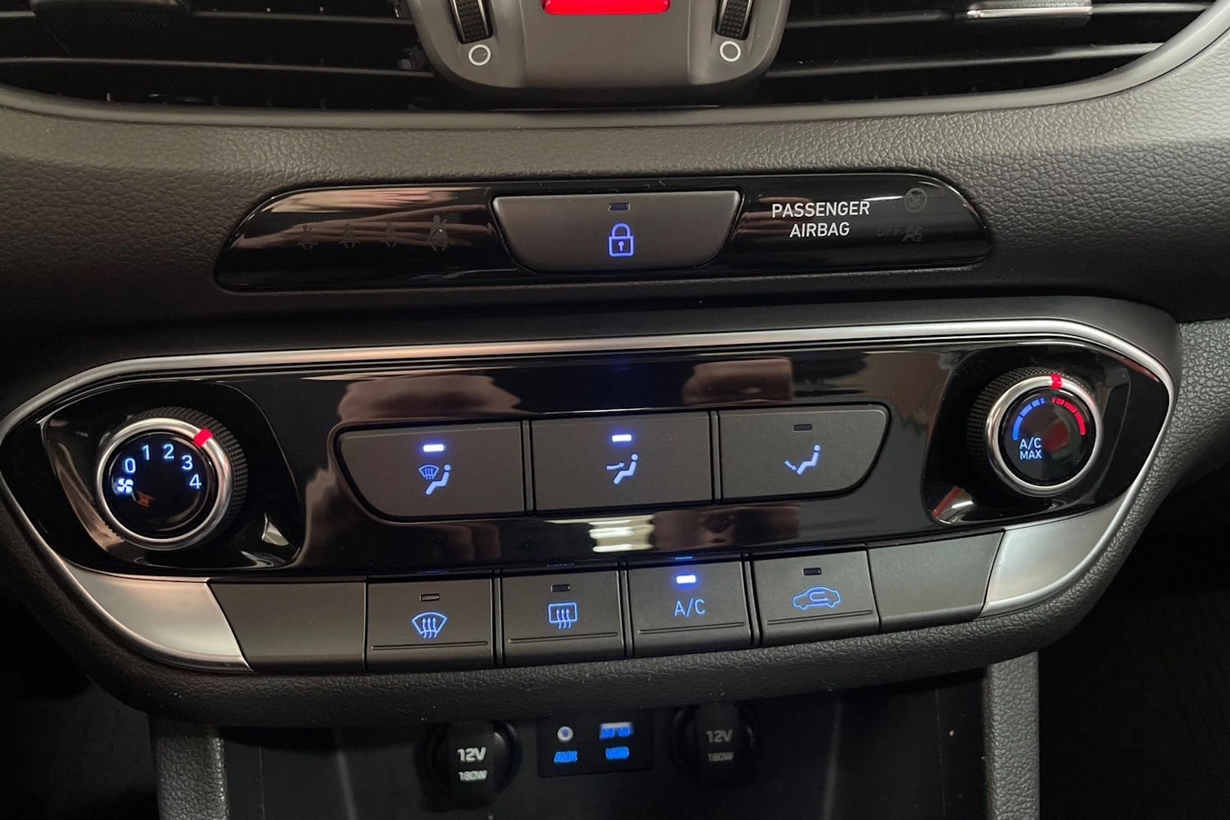 Valkoinen Hyundai i30 Hatchback 2020 kuva 15.