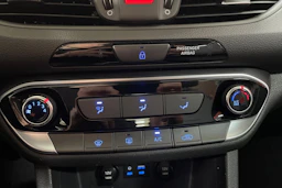 Valkoinen Hyundai i30 Hatchback 2020 kuva 15.