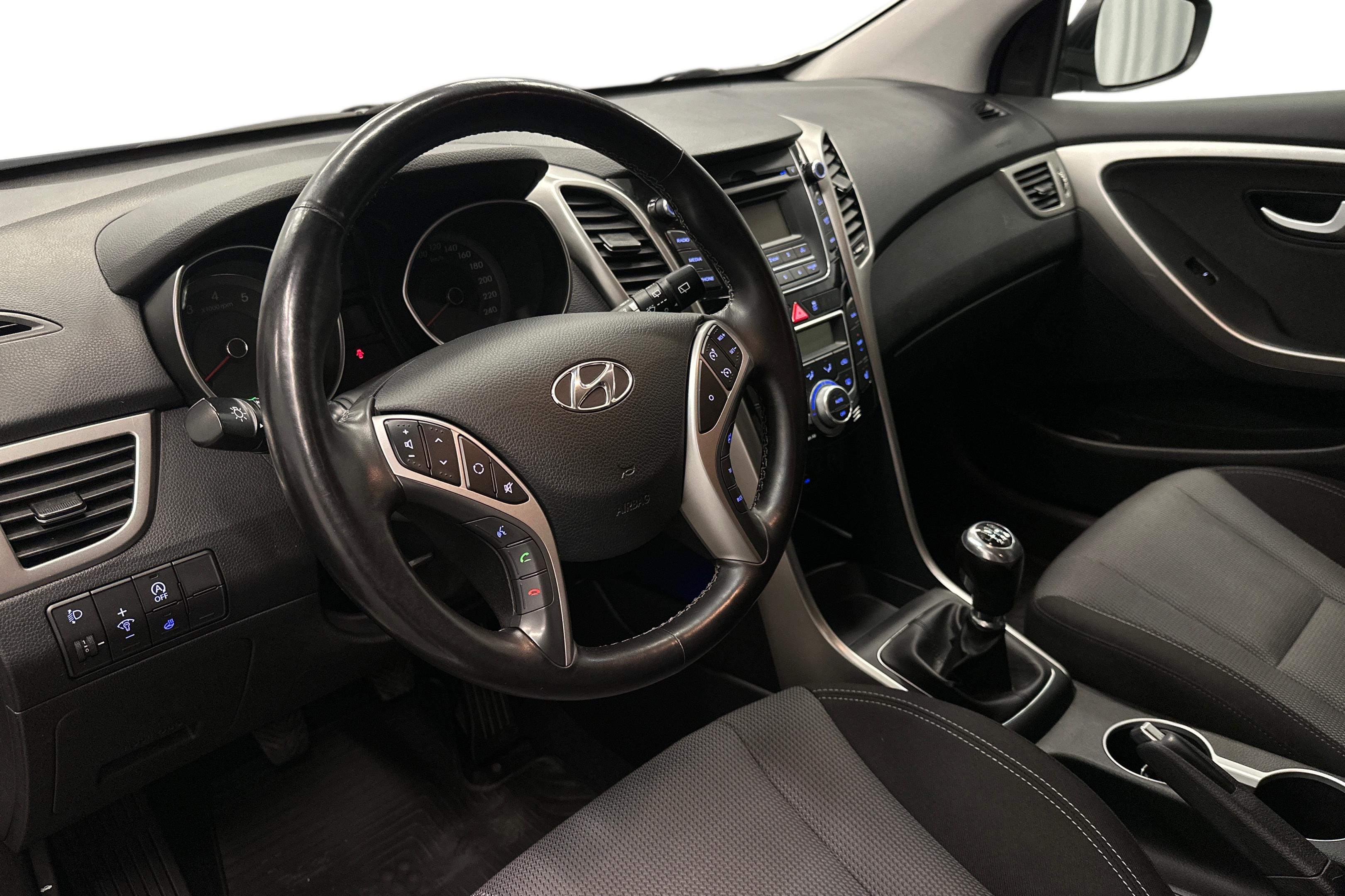 Hyundai i30 1,6 GDI 6MT ISG Comfort Plus 2014, photo 6/25