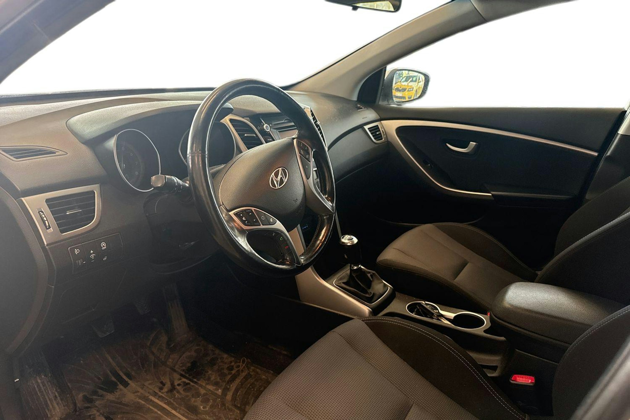 Valkoinen Hyundai i30 Wagon 2015 kuva 3.