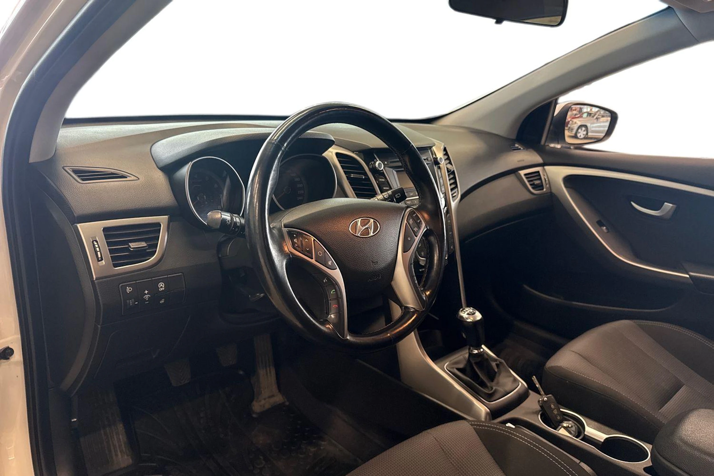 Valkoinen Hyundai i30 Wagon 2015 kuva 6.