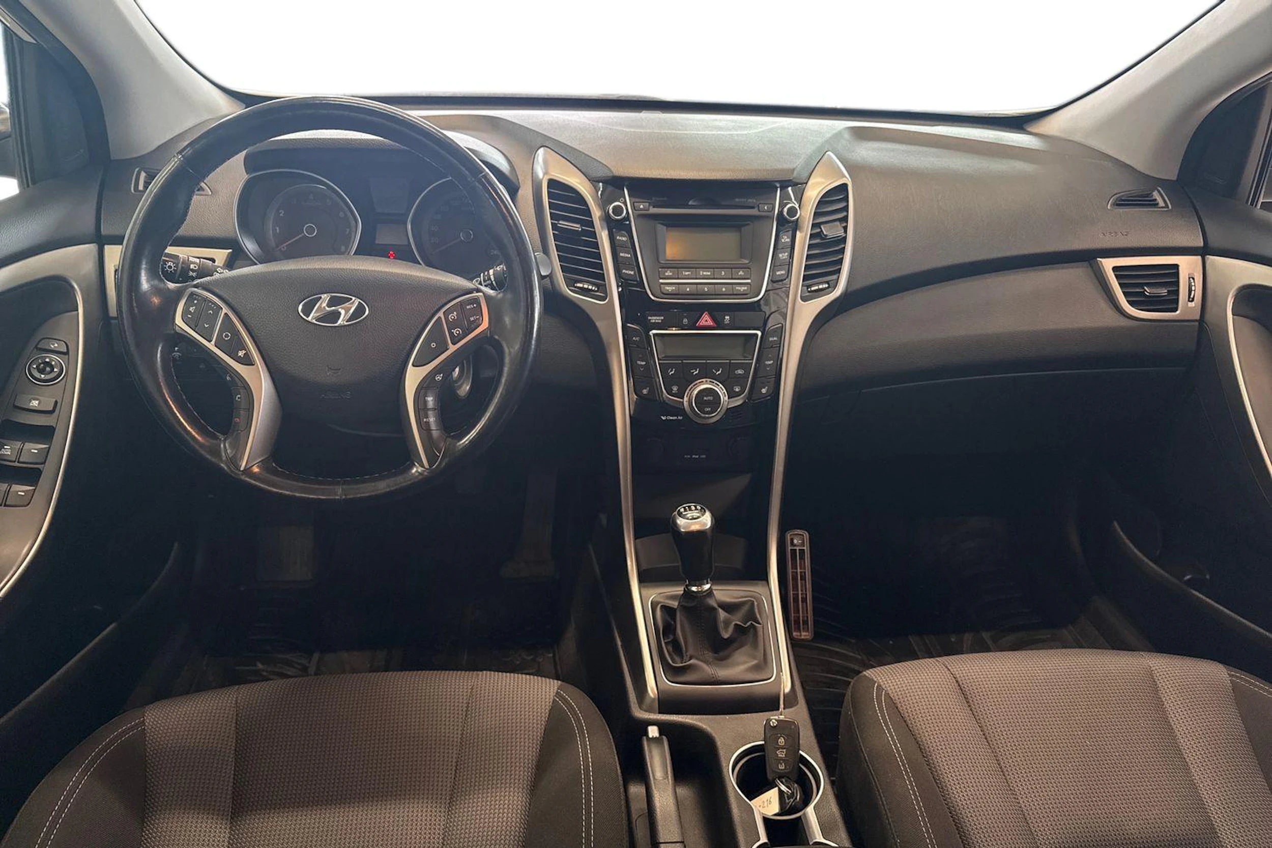 Valkoinen Hyundai i30 Wagon 2015 kuva 7.