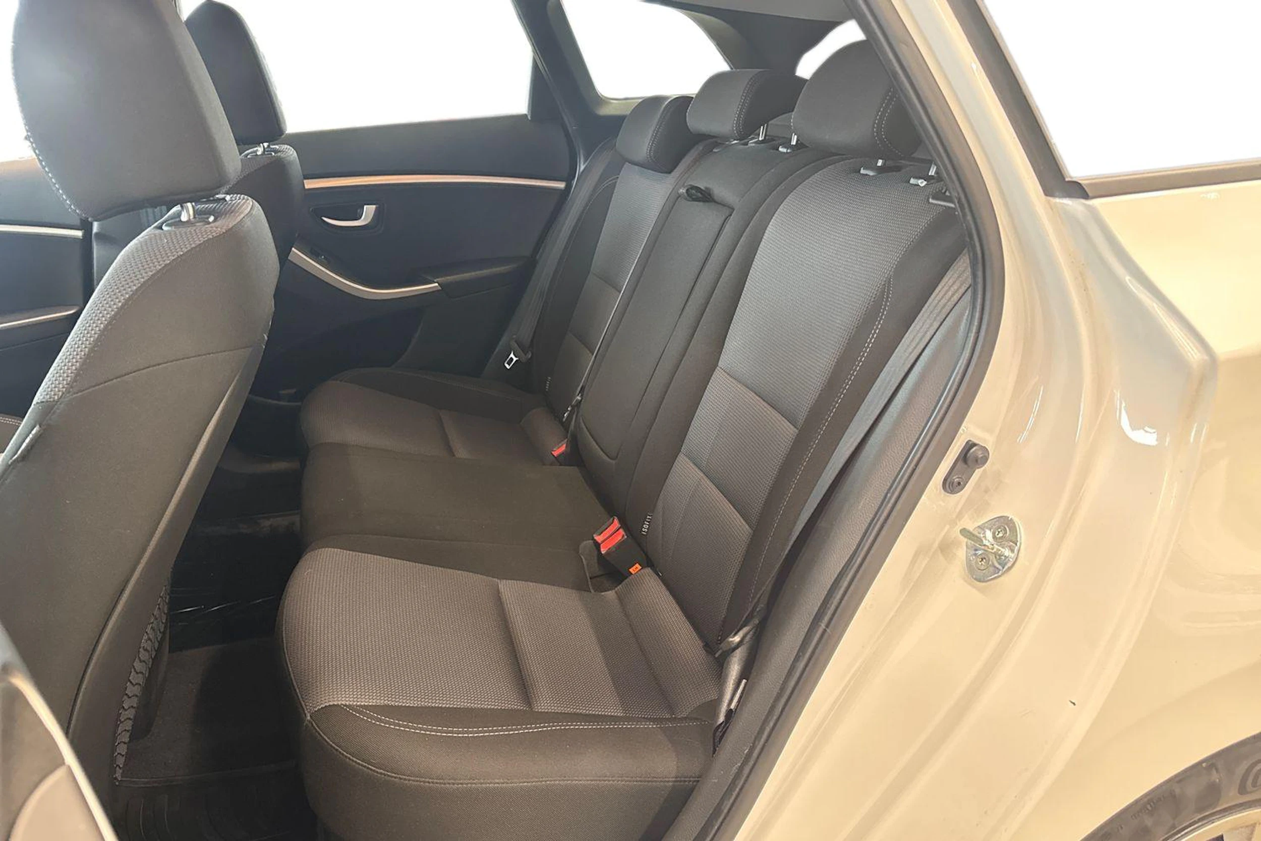 Valkoinen Hyundai i30 Wagon 2015 kuva 8.