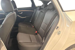 Valkoinen Hyundai i30 Wagon 2015 kuva 8.