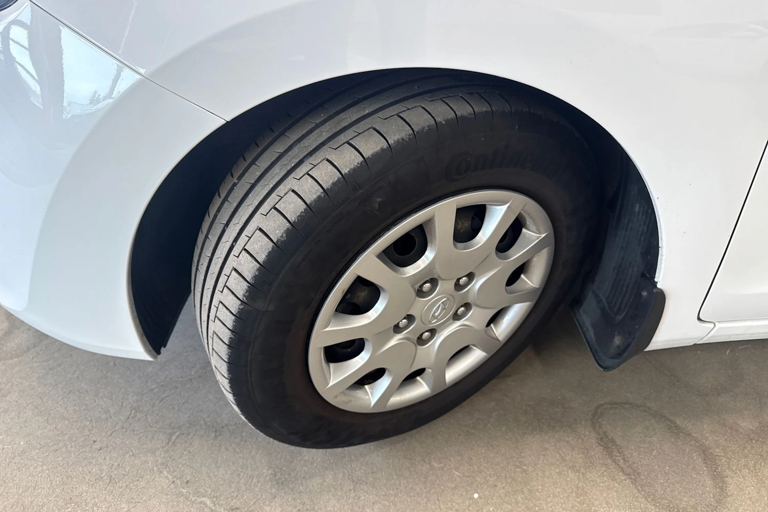 Valkoinen Hyundai i30 Wagon 2015 kuva 10.