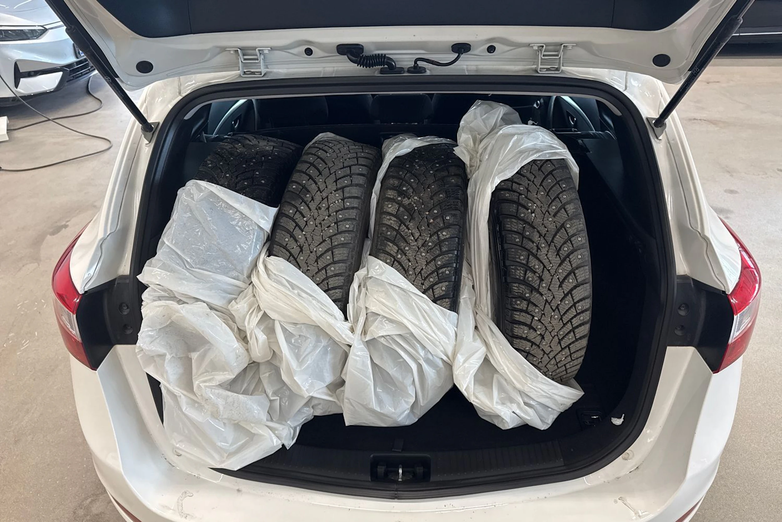 Valkoinen Hyundai i30 Wagon 2015 kuva 11.