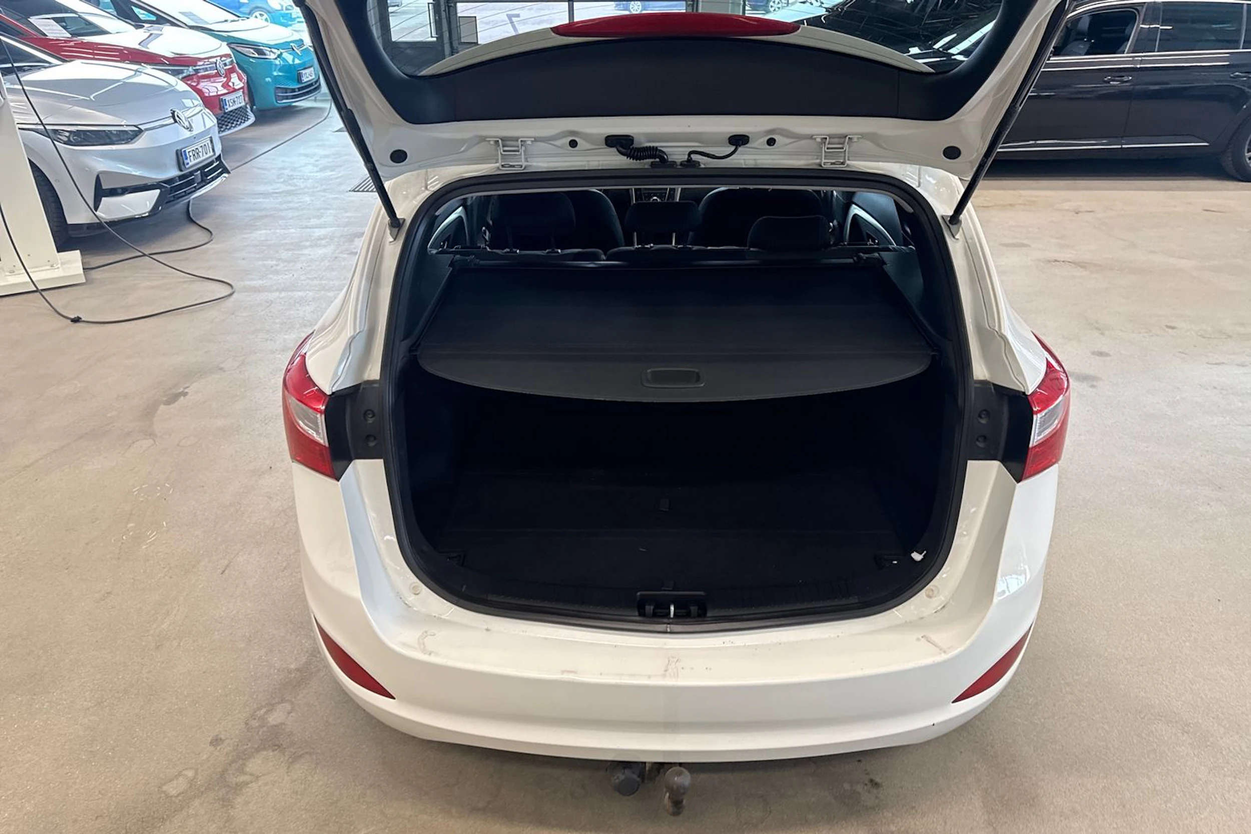 Valkoinen Hyundai i30 Wagon 2015 kuva 12.