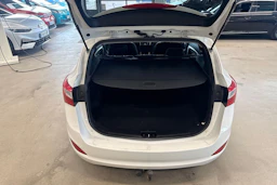 Valkoinen Hyundai i30 Wagon 2015 kuva 12.