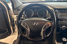 Valkoinen Hyundai i30 Wagon 2015 kuva 14.