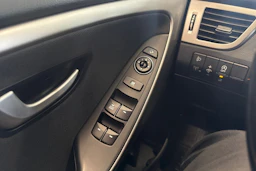 Valkoinen Hyundai i30 Wagon 2015 kuva 18.