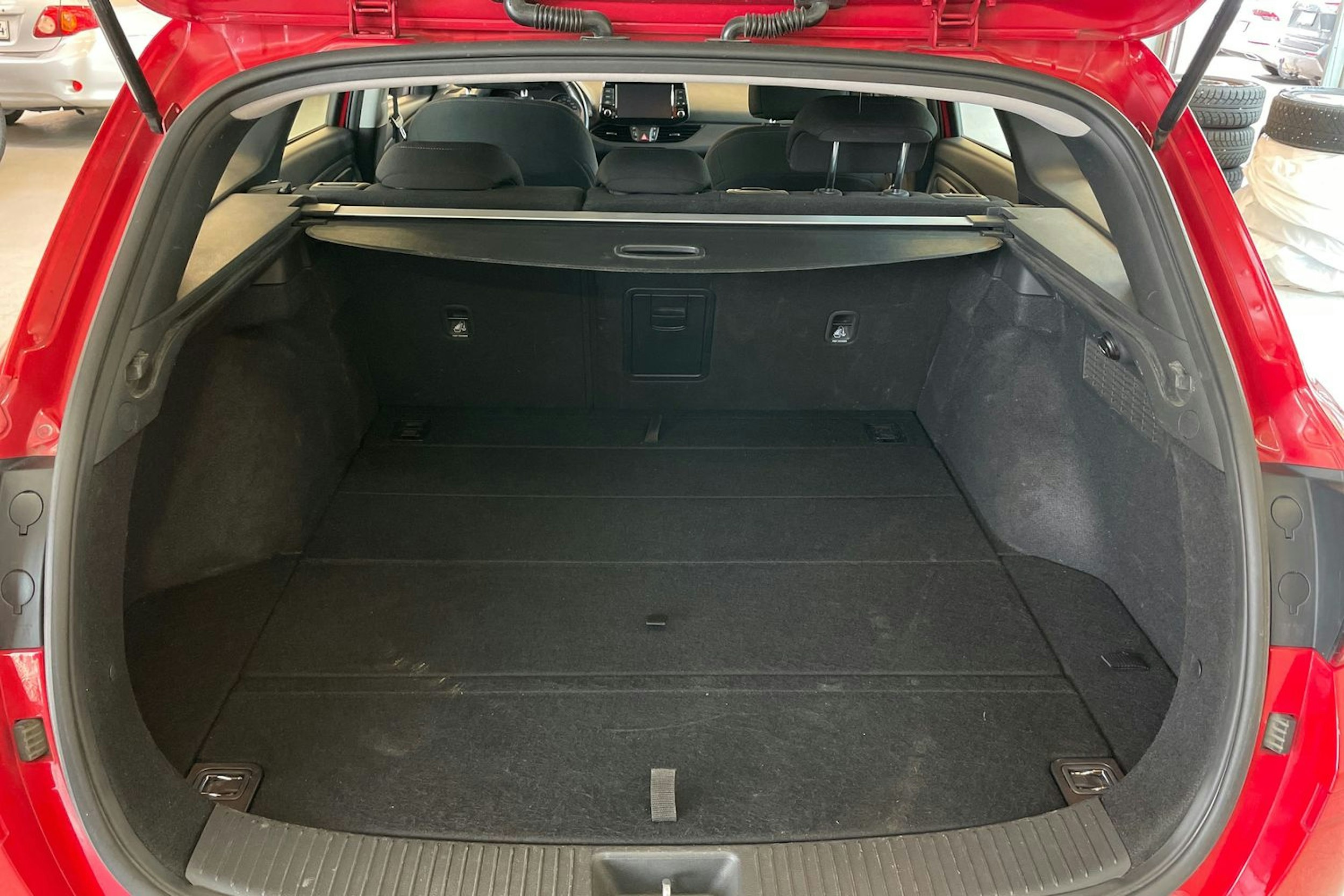 punainen Hyundai i30 Wagon 2019 kuva 30.