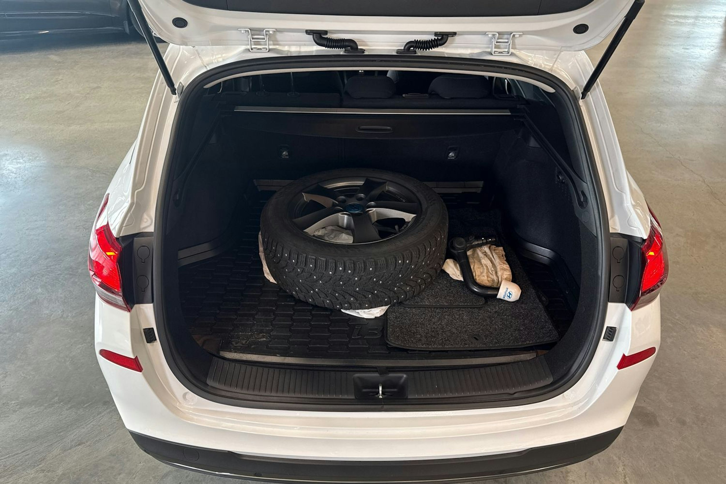valkoinen Hyundai i30 Wagon 2021 kuva 24.