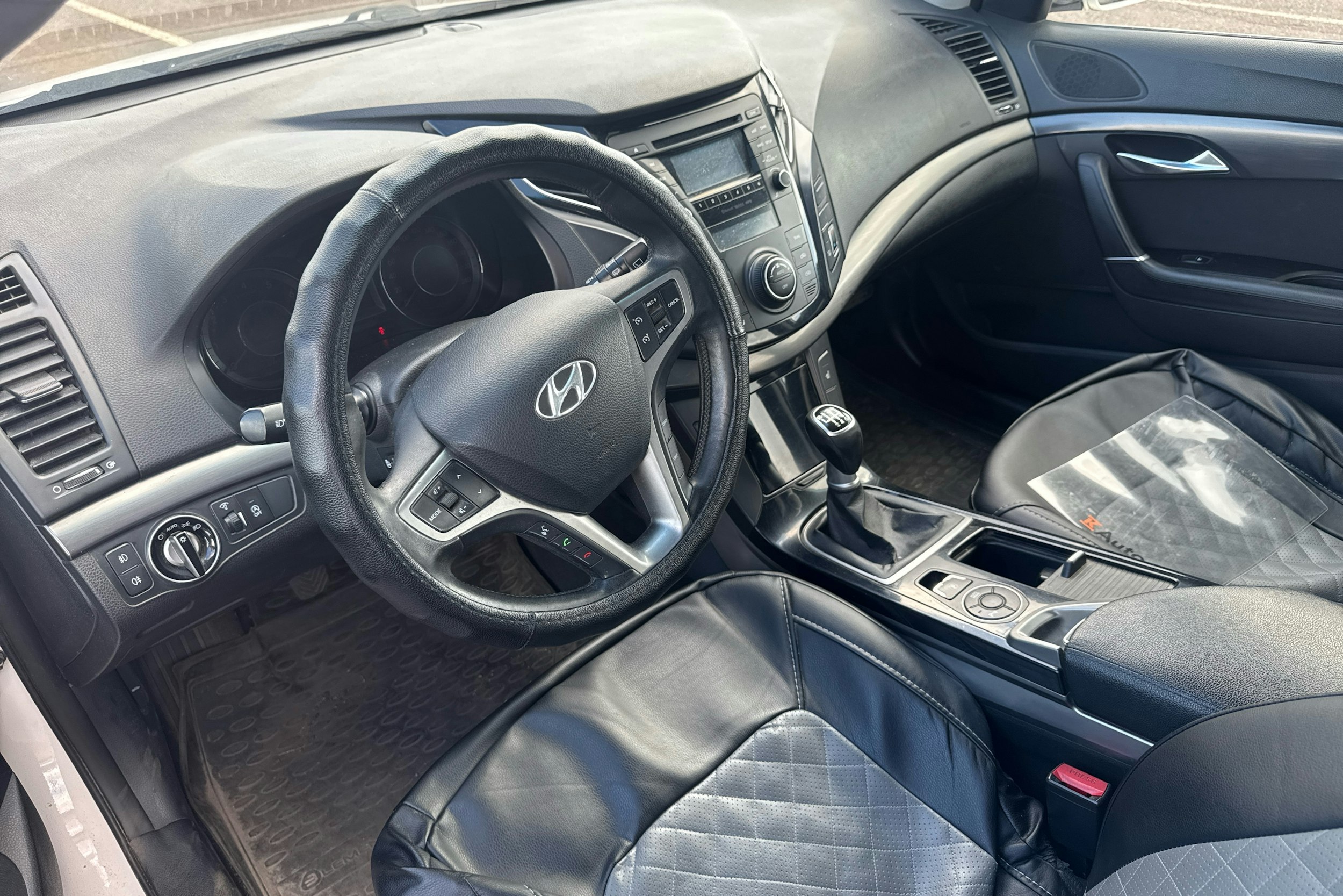 Valkoinen Hyundai i40 2011 kuva 6.