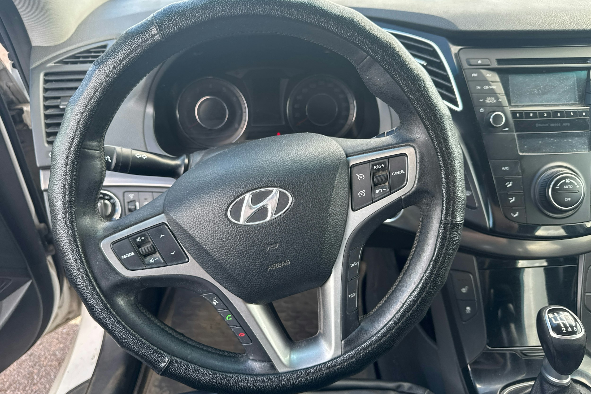 Valkoinen Hyundai i40 2011 kuva 11.