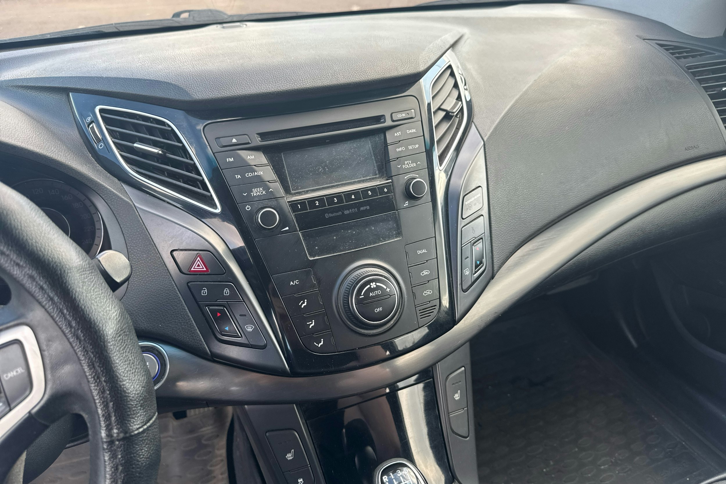 Valkoinen Hyundai i40 2011 kuva 14.