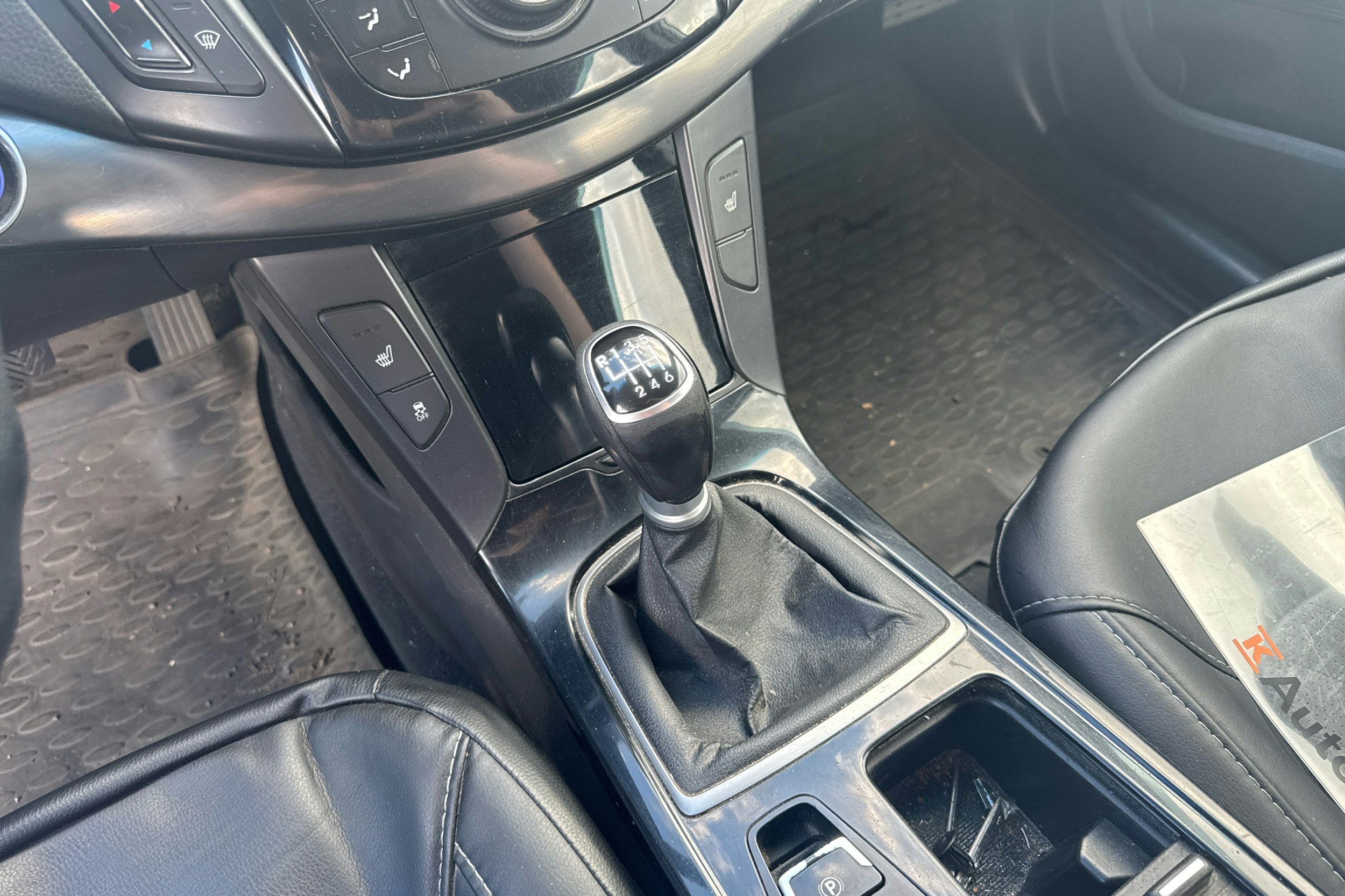 Valkoinen Hyundai i40 2011 kuva 15.