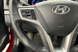 punainen Hyundai i40 2012 kuva 18.